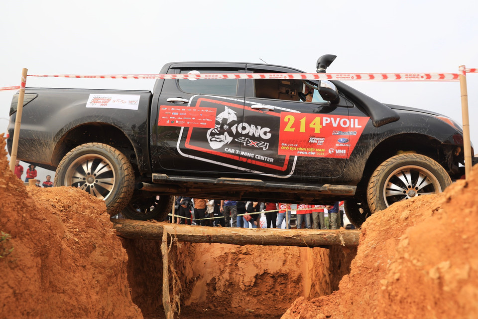 Đội đua số 214 trong bài thi đường số 9 - vượt cầu cạn. (Ảnh: Hoàng Hiếu/TTXVN)