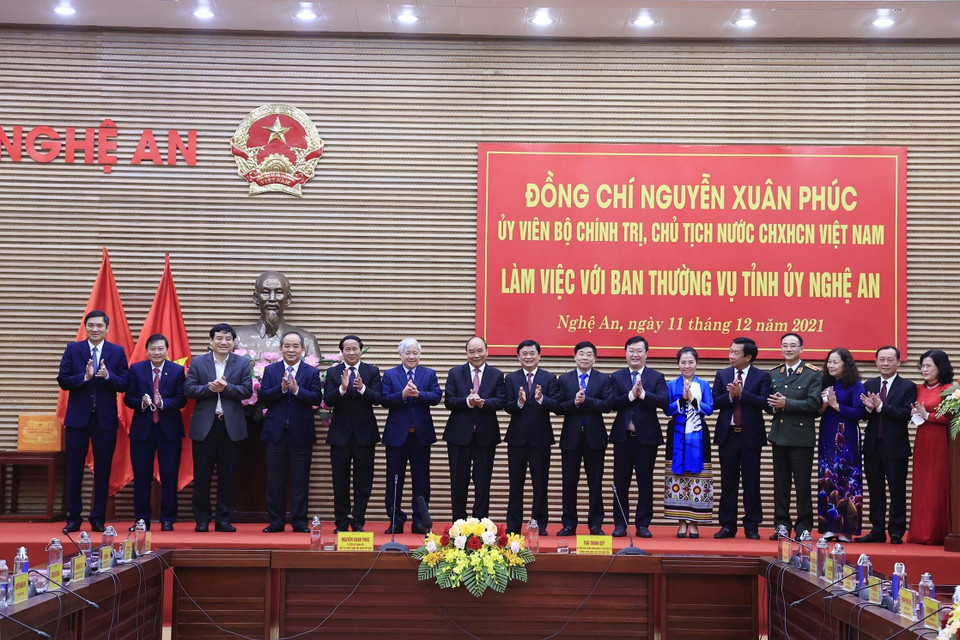 Chủ tịch nước Nguyễn Xuân Phúc chụp ảnh chung với các đại biểu. (Ảnh: Thống Nhất/TTXVN)