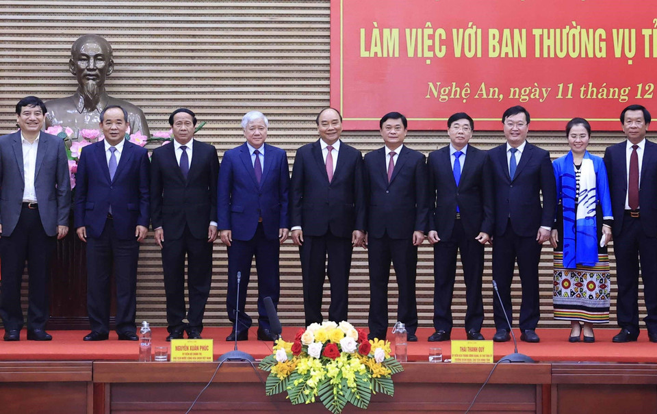 Chủ tịch nước Nguyễn Xuân Phúc chụp ảnh chung với các đại biểu. (Ảnh: Thống Nhất/TTXVN)h