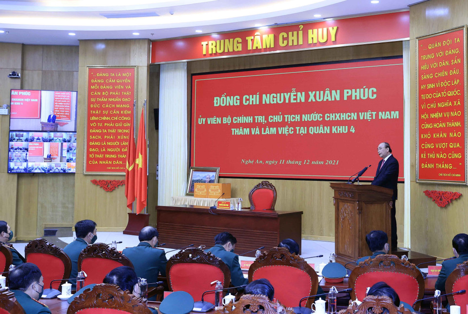 Chủ tịch nước Nguyễn Xuân Phúc nhấn mạnh, Quân khu 4 có vị trí chiến lược rất quan trọng cả về chính trị, kinh tế và quốc phòng - an ninh của nước ta. (Ảnh: Thống Nhất/TTXVN)