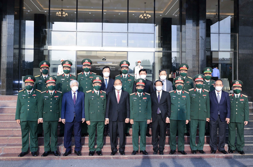 Chủ tịch nước Nguyễn Xuân Phúc chụp ảnh chung với lãnh đạo Quân khu 4 và đại biểu. (Ảnh: Thống Nhất/TTXVN)