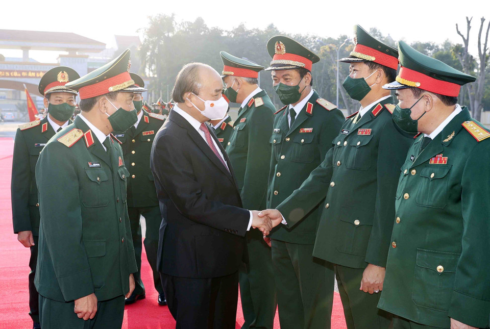 Chủ tịch nước Nguyễn Xuân Phúc với các cán bộ chỉ huy, sỹ quan Quân khu 4. (Ảnh: Thống Nhất/TTXVN)