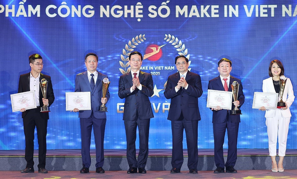 Thủ tướng Phạm Minh Chính và Bộ trưởng Bộ Thông tin và Truyền thông Nguyễn Mạnh Hùng trao giải Vàng cho các doanh nghiệp có Nền tảng số xuất sắc của giải thưởng Sản phẩm công nghệ số Make in Vietnam 2021. (Ảnh: Dương Giang/TTXVN)