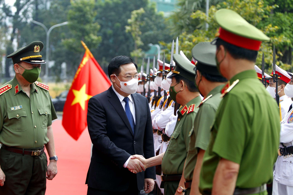 Chủ tịch Quốc hội Vương Đình Huệ với các lãnh đạo Bộ Công an. (Ảnh: Thanh Vũ/TTXVN)