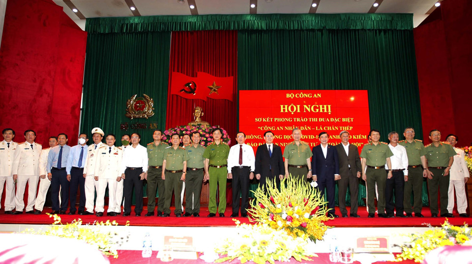 Chủ tịch Quốc hội Vương Đình Huệ với các đại biểu dự hội nghị. (Ảnh: Thanh Vũ/TTXVN)