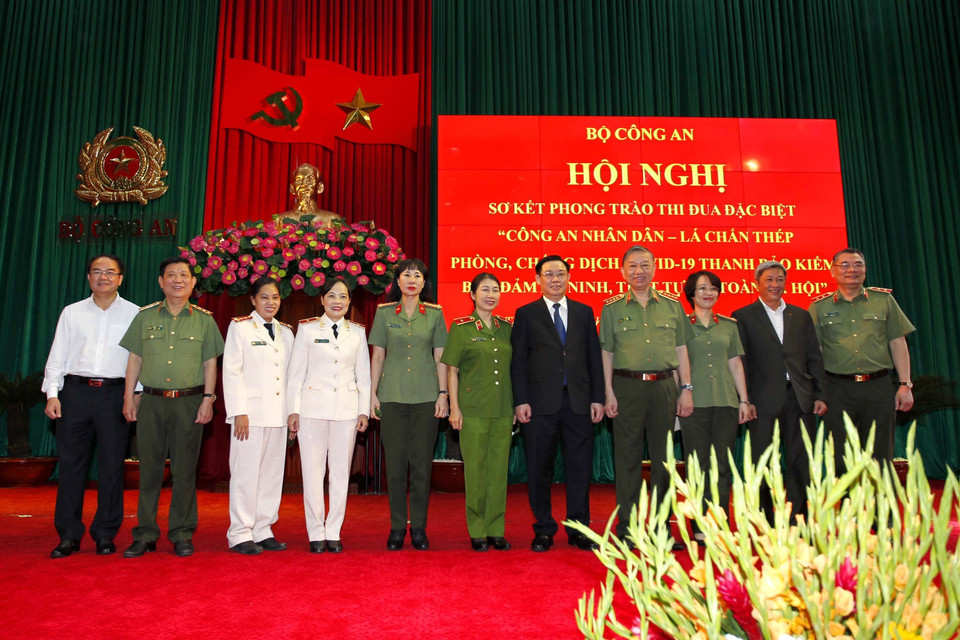 Chủ tịch Quốc hội Vương Đình Huệ với các đại biểu dự hội nghị. (Ảnh: Thanh Vũ/TTXVN)