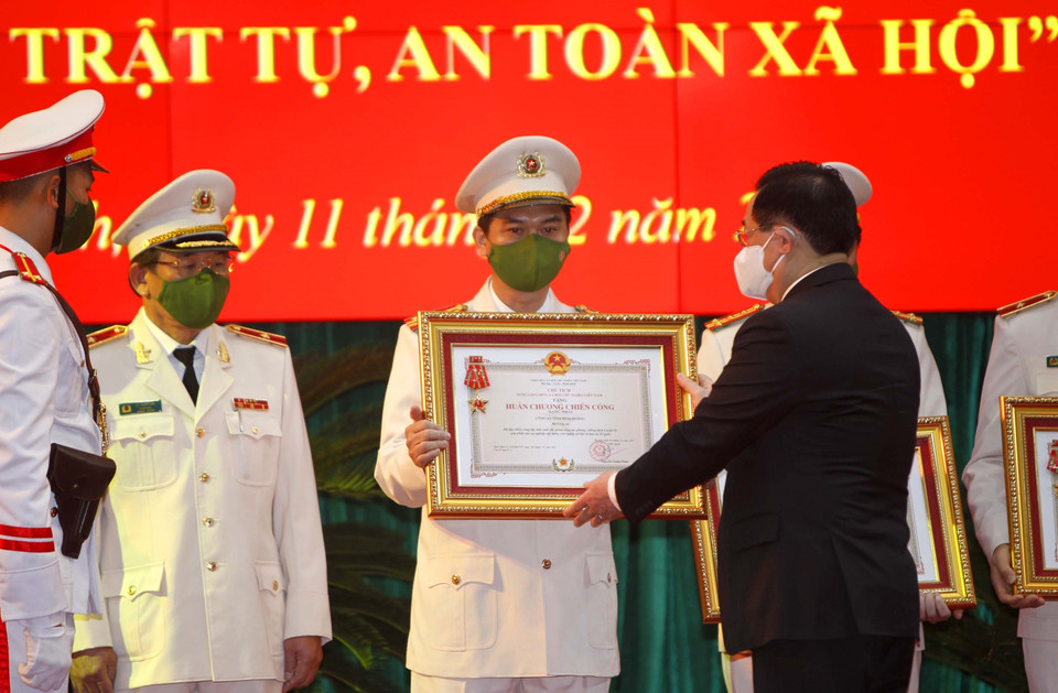 Chủ tịch Quốc hội Vương Đình Huệ trao Huân chương Chiến công hạng Nhất cho các tập thể có thành tích đặc biệt xuất sắc trong công tác phòng, chống dịch COVID-19. (Ảnh: Thanh Vũ/TTXVN)