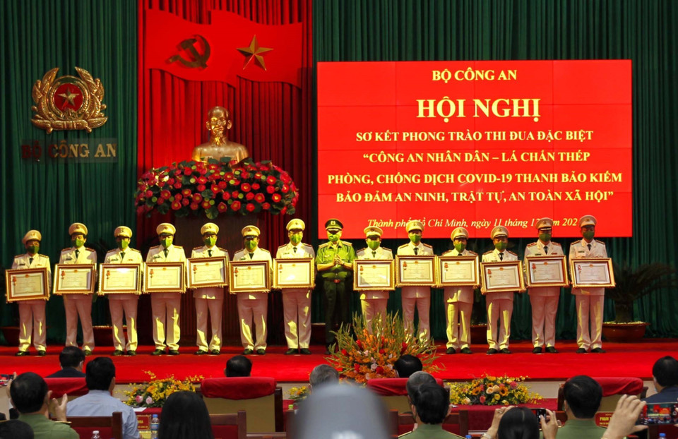 Đại tướng Tô Lâm, Bộ trưởng Bộ Công an trao Huân chương Chiến công hạng Nhì cho các tập thể có thành tích đặc biệt xuất sắc trong công tác phòng, chống dịch COVID-19. (Ảnh: Thanh Vũ/TTXVN)