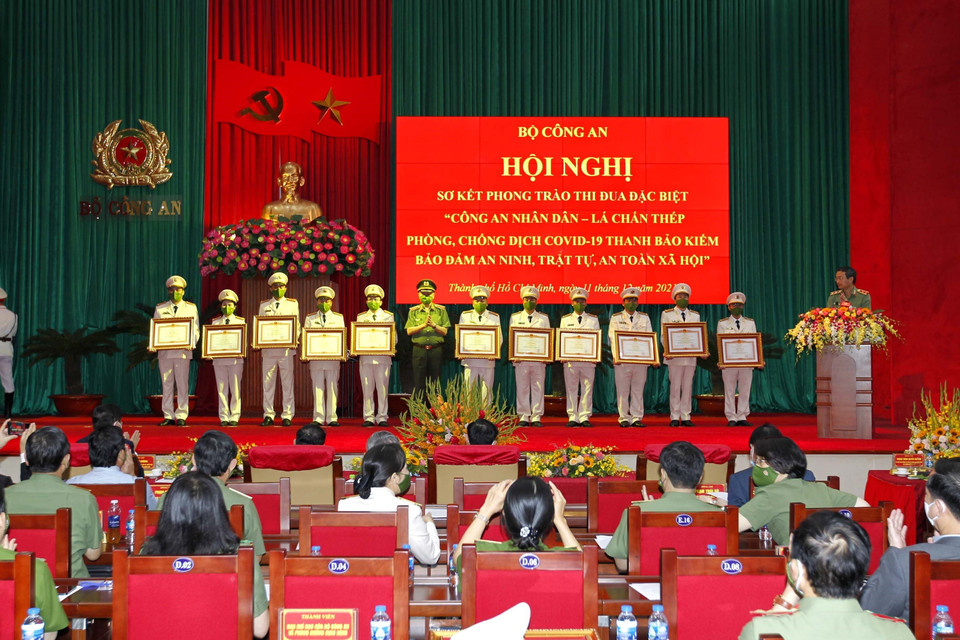 Chủ tịch Quốc hội Vương Đình Huệ trao Bằng khen cho các tập thể có thành tích đặc biệt xuất sắc trong công tác phòng, chống dịch COVID-19. (Ảnh: Thanh Vũ/TTXVN)