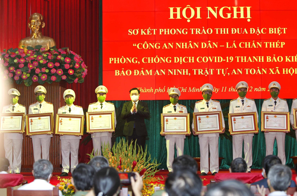 Chủ tịch Quốc hội Vương Đình Huệ trao Huân chương Chiến công hạng Nhất cho các tập thể có thành tích đặc biệt xuất sắc trong công tác phòng, chống dịch COVID-19. (Ảnh: Thanh Vũ/TTXVN)