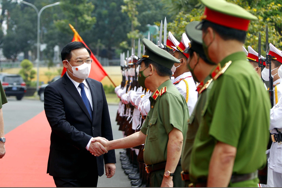 Chủ tịch Quốc hội Vương Đình Huệ với các lãnh đạo Bộ Công an. (Ảnh: Thanh Vũ/TTXVN)