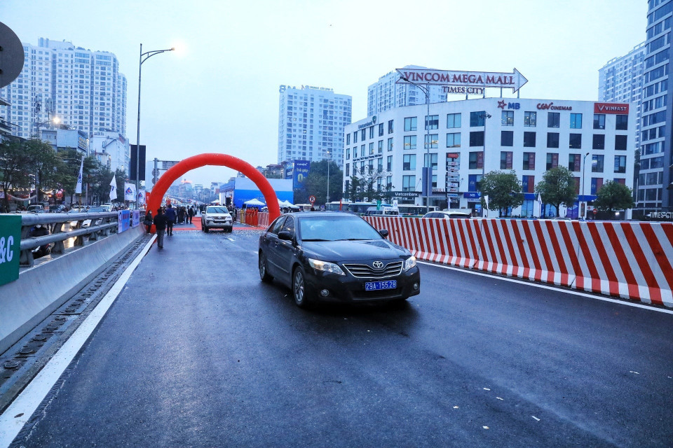 Phương tiện lưu thông trên đường Vành đai 2 sau lễ thông xe.(Ảnh: Tuấn Anh/TTXVN)