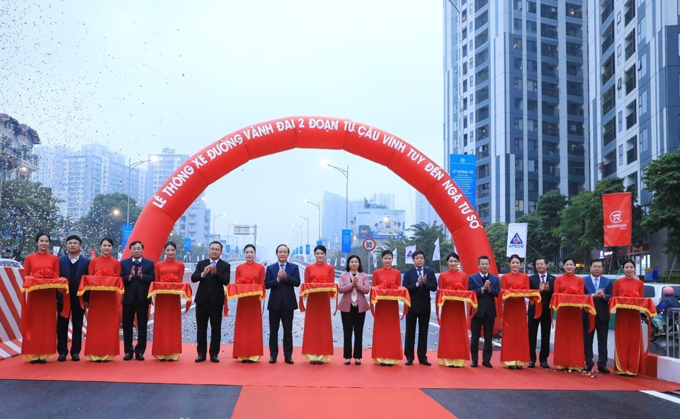 Các đại biểu cắt băng khánh thành đường Vành đai 2 trên cao, đoạn cầu Vĩnh Tuy-Ngã Tư Sở. (Ảnh: Tuấn Anh/TTXVN)