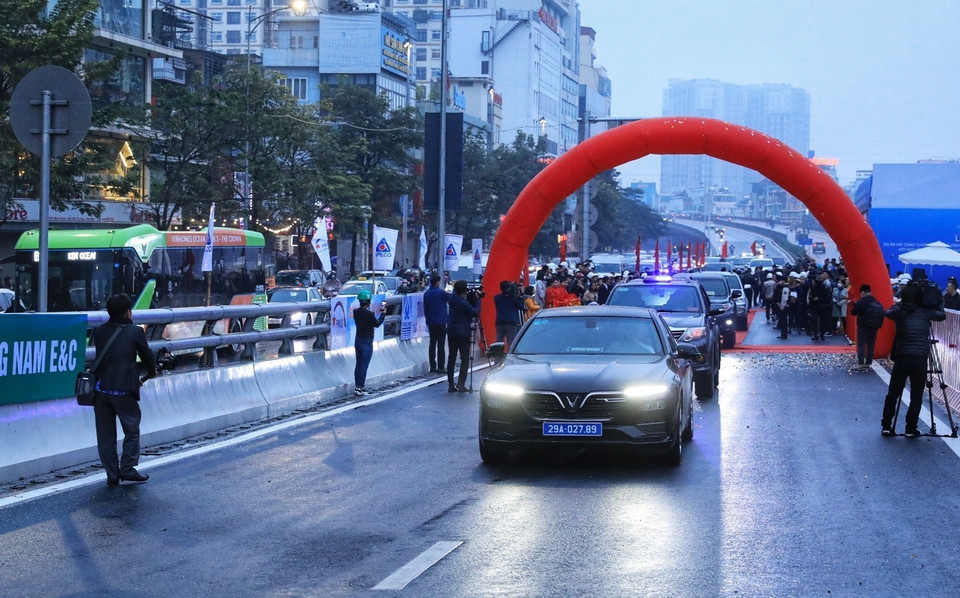 Phương tiện lưu thông trên đường Vành đai 2 sau lễ thông xe.(Ảnh: Tuấn Anh/TTXVN)