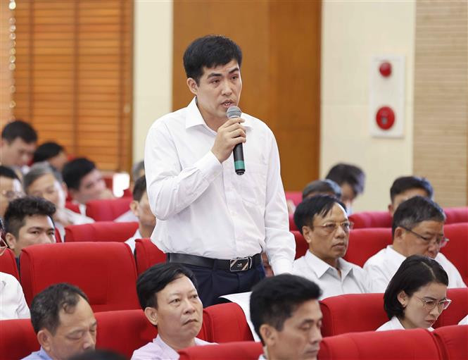 Cử tri Nguyễn Quý Hưởng phát biểu về chính sách tín dụng. (Ảnh: Doãn Tấn/TTXVN