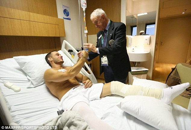 Ông Bruno Grandi, Chủ tịch Liên đoàn Thể dục dụng cụ Quốc tế (FIG) đã tới bệnh viện để thăm hỏi và động viên Samir. (Nguồn: Daily Mail)