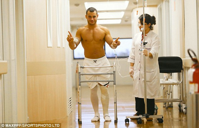 Với sự hỗ trợ của khung Zimmer và một y tá của bệnh vện Vitoria Barra, Samir đã có thể tập tễnh đi lại trong quá trình hồi phục. (Nguồn: Daily Mail)