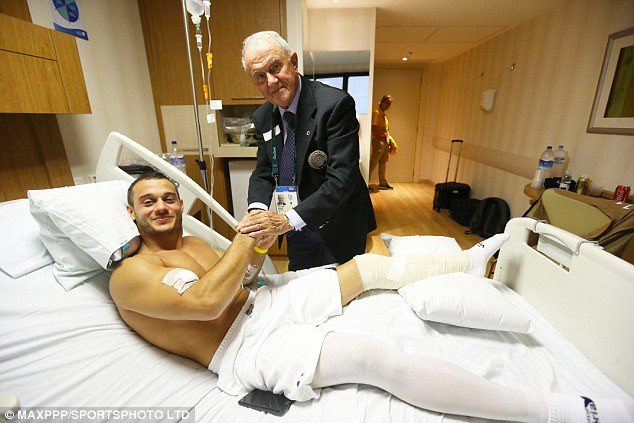 Ông Bruno Grandi, Chủ tịch Liên đoàn Thể dục dụng cụ Quốc tế (FIG) đã tới bệnh viện để thăm hỏi và động viên Samir. (Nguồn: Daily Mail)