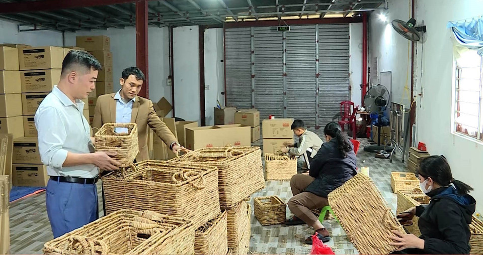 Người thợ thủ công làm ra các sản phẩm từ cói ở huyện Kim Sơn, tỉnh Ninh Bình. (Ảnh: Thùy Dung/TTXVN)