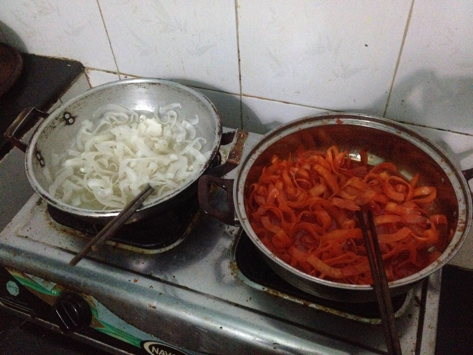 Công đoạn sấy mứt. (Ảnh: Mai Huyền/Vietnam+)