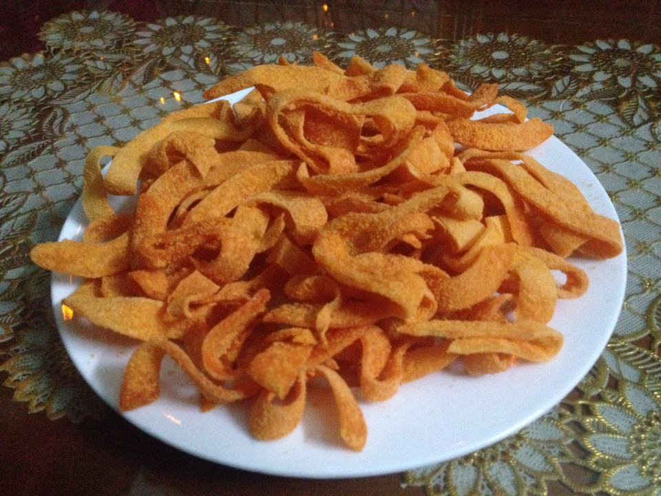 Mứt dừa tẩm màu vàng cam từ quả cham phù. (Ảnh: Mai Huyền/Vietnam+)