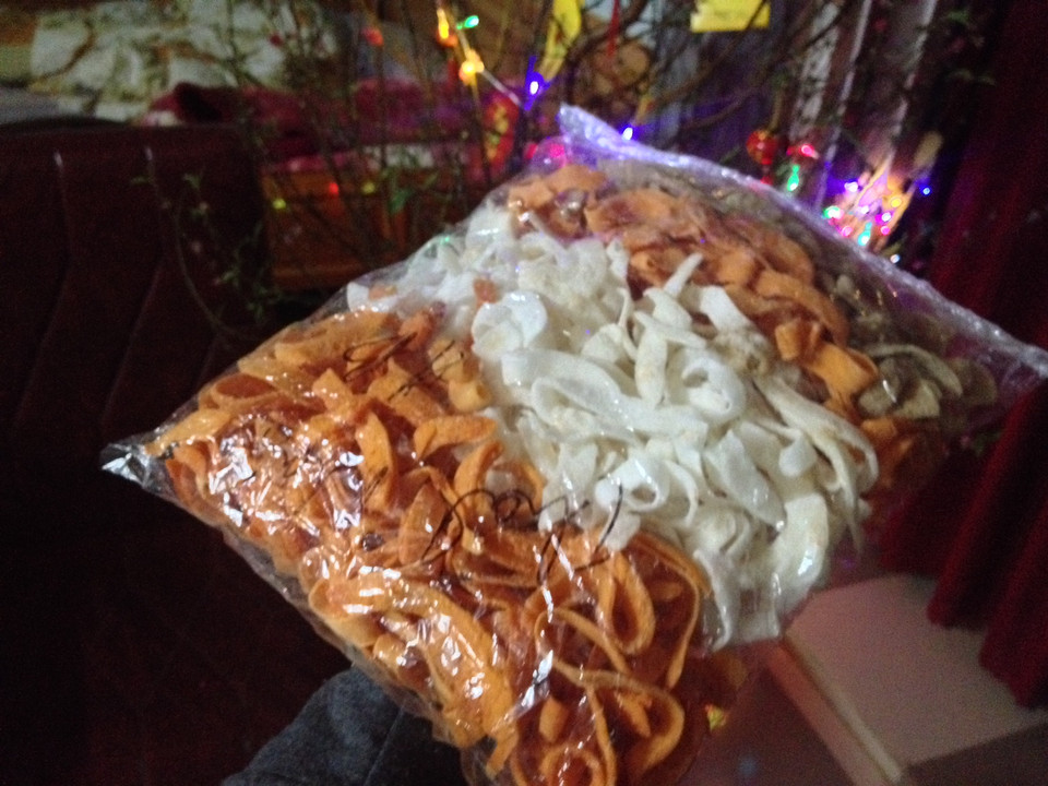 Mứt dừa được bọc thành gói làm quà biếu Tết. (Ảnh: Mai Huyền/Vietnam+)