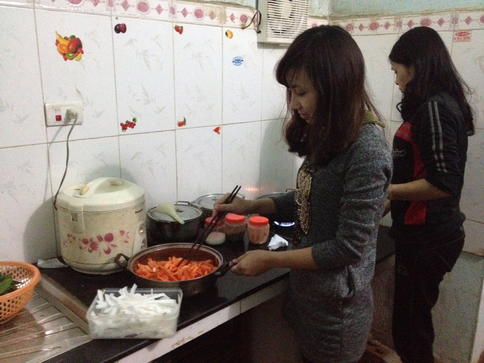 Sợi dừa sau khi tẩm màu sẽ được ướp đường khoảng 2 tiếng trước khi đem rang khô thành mứt.(Ảnh: Mai Huyền/Vietnam+)