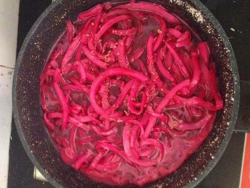 Dừa được nhuộm màu hồng từ củ dền. (Ảnh: Mai Huyền/Vietnam+)