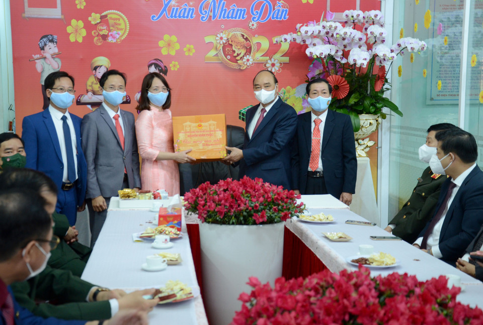 Chủ tịch nước Nguyễn Xuân Phúc tặng quà Tết động viên cán bộ, nhân viên UBND phường Thuận Phước (quận Hải Châu, thành phố Đà Nẵng). (Ảnh: Quốc Dũng/TTXVN)