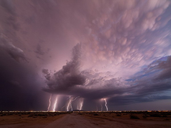 Mây bão có hình dạng như tàu vũ trụ của người ngoài hành tinh ở vùng ngoại ô thuộc Arizona.(Nguồn: Daily Mail)
