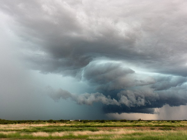 Những dải màu xanh khác nhau tạo ra do mưa đá trong mây bão. (Nguồn: Daily Mail)