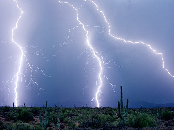 Sét đánh xuống sa mạc gần dãy Four Peaks và hồ Saguaro ở Arizona. (Nguồn: Daily Mail)