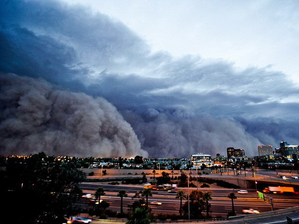Một cơn bão cát tràn vào thành phố Phoenix, Arizona.(Nguồn: Daily Mail)