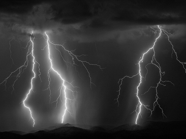 Sét đánh trên đường cao tốc Beeline, vùng núi phía tây Gisela, Arizona.(Nguồn: Daily Mail)