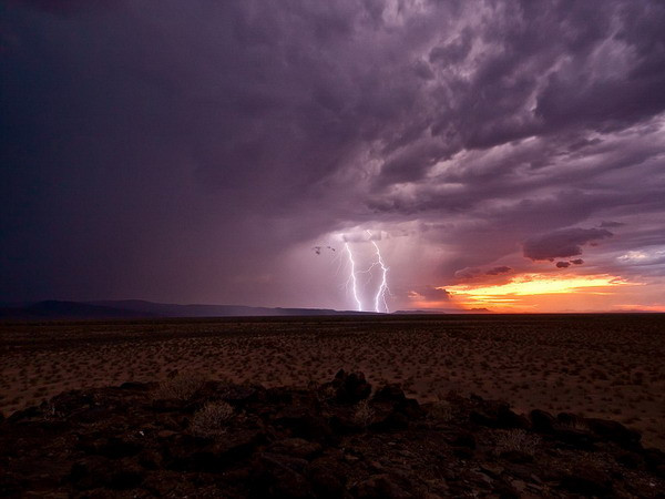 Một cơn bão kèm theo sấm sét tràn qua đường cao tốc 85 ở Arizona vào lúc hoàng hôn. (Nguồn: Daily Mail)