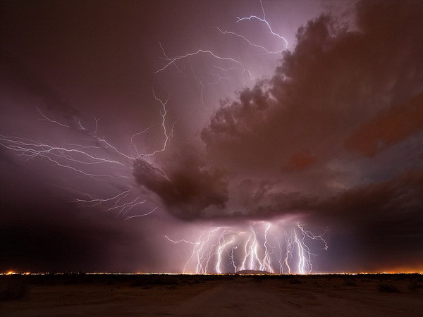Sét đánh ở phía nam thành phố Casa Grande, Arizona.(Nguồn: Daily Mail)