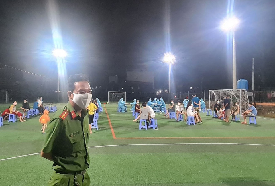 Một sân bóng đá mini được trưng dụng để tổ chức lấy mẫu xét nghiệm COVID-19 cho người dân phường 15, quận Gò Vấp trong đêm 28/5, rạng sáng 29/5. (Ảnh: TTXVN phát)