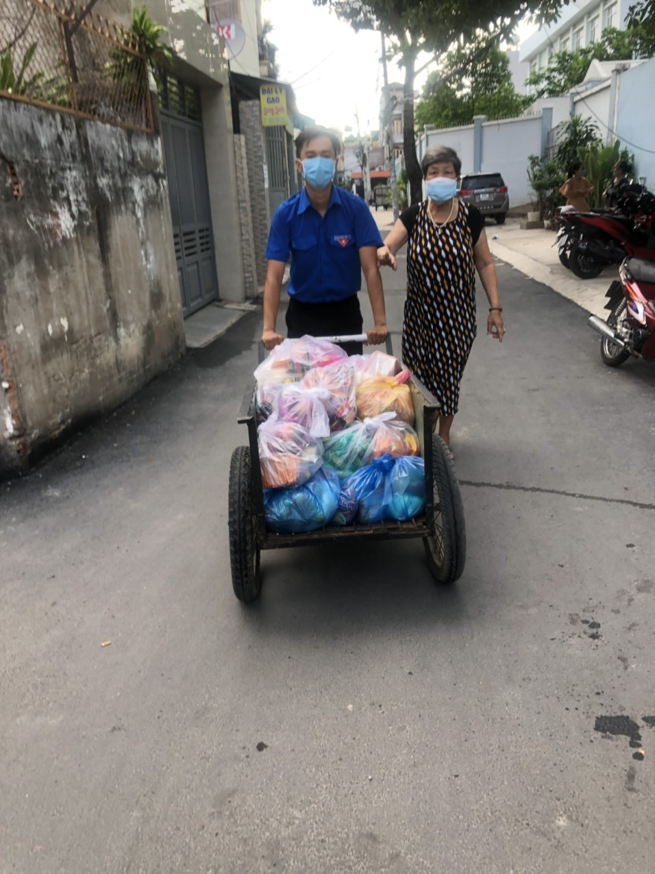 Các tổ chức, đoàn thể cung cấp nhu yếu phẩm cho người dân trong khu vực cách ly tại hẻm 637/37 Quang Trung, quận Gò Vấp, Tp.Hồ Chí Minh. (Ảnh: Anh Tuấn/TTXVN)