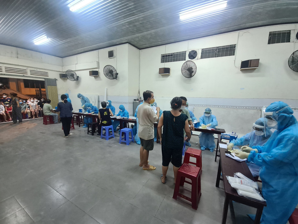 Lực lượng y tế lấy mẫu xét nghiệm COVID-19 cho người dân phường 15, quận Gò Vấp trong đêm 28/5, rạng sáng 29/5. (Ảnh: TTXVN phát)