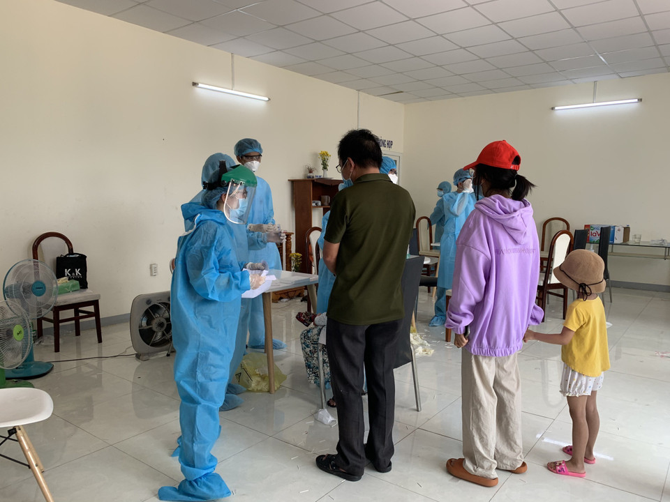 Nhân viên y tế tổ chức lấy mẫu xét nghiệm COVID-19 cho người dân tại khu phố 1, phường 15, quận Gò Vấp, ngày 29/5. (Ảnh: TTXVN phát)