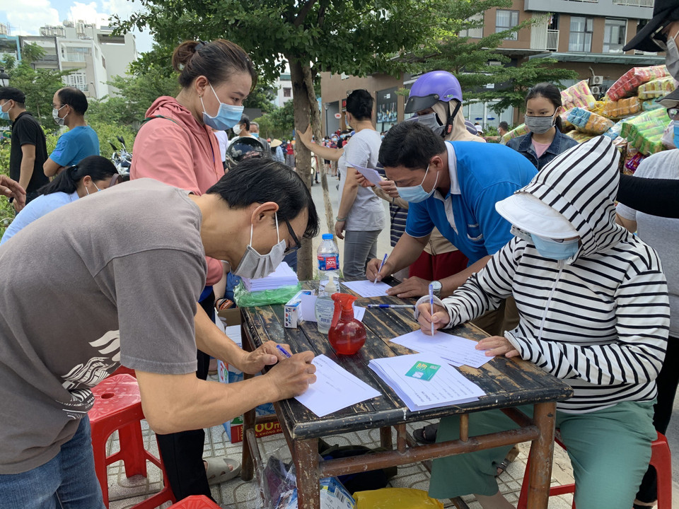  Người dân khu phố 1, phường 15, quận Gò Vấp khai báo y tế trước khi được lấy mẫu xét nghiệm COVID-19, ngày 29/5. (Ảnh: TTXVN phát)