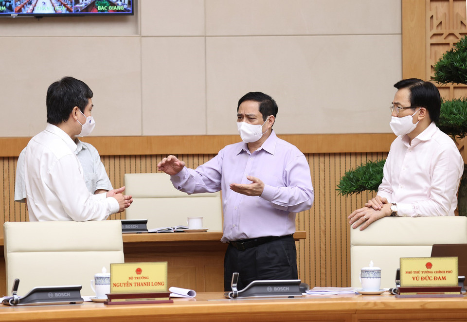 Thủ tướng Phạm Minh Chính trao đổi với đại diện các bộ, ngành về tình hình, giải pháp phòng, chống dịch COVID-19. (Ảnh: Dương Giang/TTXVN)