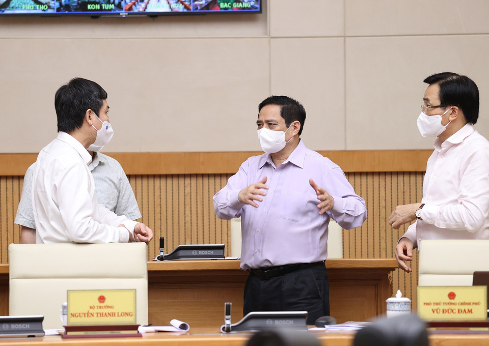 Thủ tướng Phạm Minh Chính trao đổi với đại diện các bộ, ngành về tình hình, giải pháp phòng, chống dịch COVID-19. (Ảnh: Dương Giang/TTXVN)