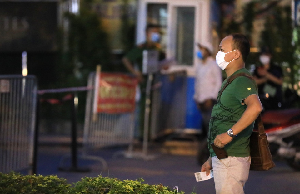 Người dân sinh sống tại tòa nhà khá bất ngờ trước thông tin trên. (Ảnh: Thành Đạt/TTXVN)