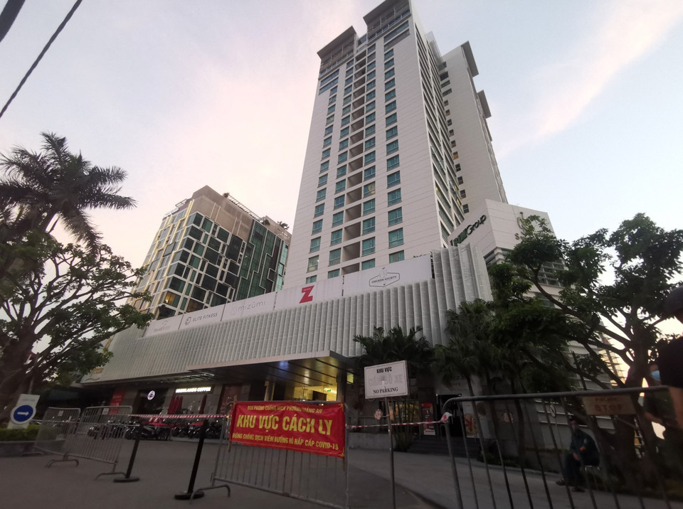  Sau khi ghi nhận chuyên gia người Nhật dương tính với SARV-CoV-2, UBND quận Tây Hồ đã phong tỏa tạm thời tòa nhà Fraser Suites ở 51 đường Xuân Diệu. (Ảnh: Thành Đạt/TTXVN)