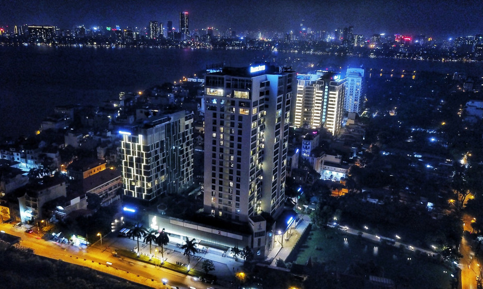 Hiện cả tòa nhà Fraser Suites gồm 23 tầng đã được phong tỏa tạm thời. Riêng tầng 17 là nơi cư trú của chuyên gia người Nhật bị phong tỏa "cứng", không cho phép ai ra vào. Đồng thời, mọi hoạt động tại Trung tâm thương mại ở khu vực 51 Xuân Diệu cũng được yêu cầu dừng lại. (Ảnh: Thành Đạt/TTXVN)