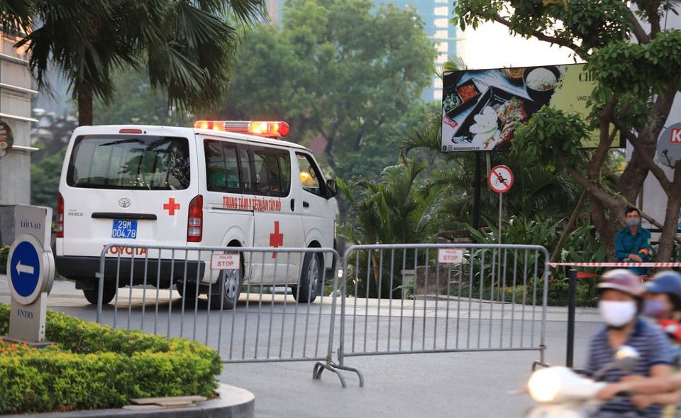 Chiều 29/5, lực lượng chức năng Trung tâm Y tế quận Tây Hồ có mặt tại tòa nhà Fraser Suites để tiến hành các thủ tục đưa bệnh nhân đi cách ly y tế tập trung. (Ảnh: Thành Đạt/TTXVN)