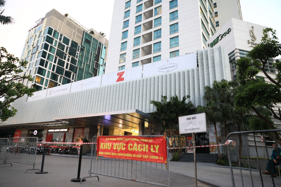Hiện cả tòa nhà Fraser Suites gồm 23 tầng đã được phong tỏa tạm thời. Riêng tầng 17, nơi ở của chuyên gia Nhật Bản mắc COVID-19 bị phong tỏa cứng" không cho phép ai ra vào. Đồng thời, mọi hoạt động tại Trung tâm thương mại ở khu vực 51 Xuân Diệu cũng được yêu cầu dừng lại. (Ảnh: Thành Đạt/TTXVN)