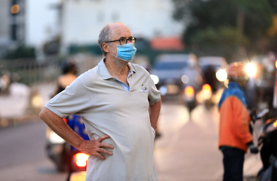 Một số người nước ngoài sinh sống tại tòa nhà khá bất ngờ trước thông tin trên. (Ảnh: Thành Đạt/TTXVN)