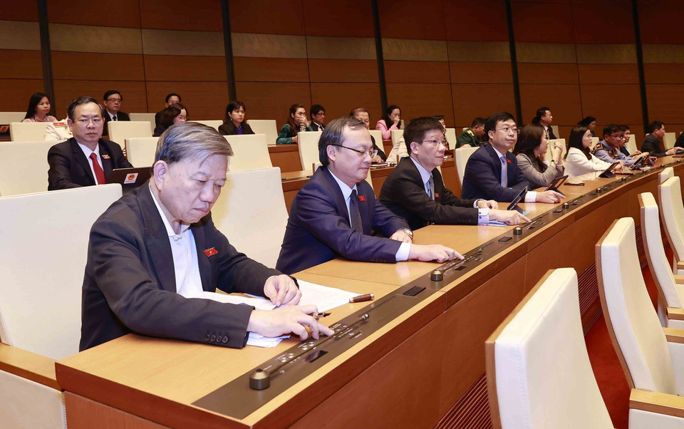 Đoàn đại biểu Quốc hội tỉnh Hưng Yên biểu quyết thông qua Nghị quyết về Quy hoạch tổng thể quốc gia thời kỳ 2021-2030, tầm nhìn đến năm 2050. (Ảnh: Doãn Tấn/TTXVN)